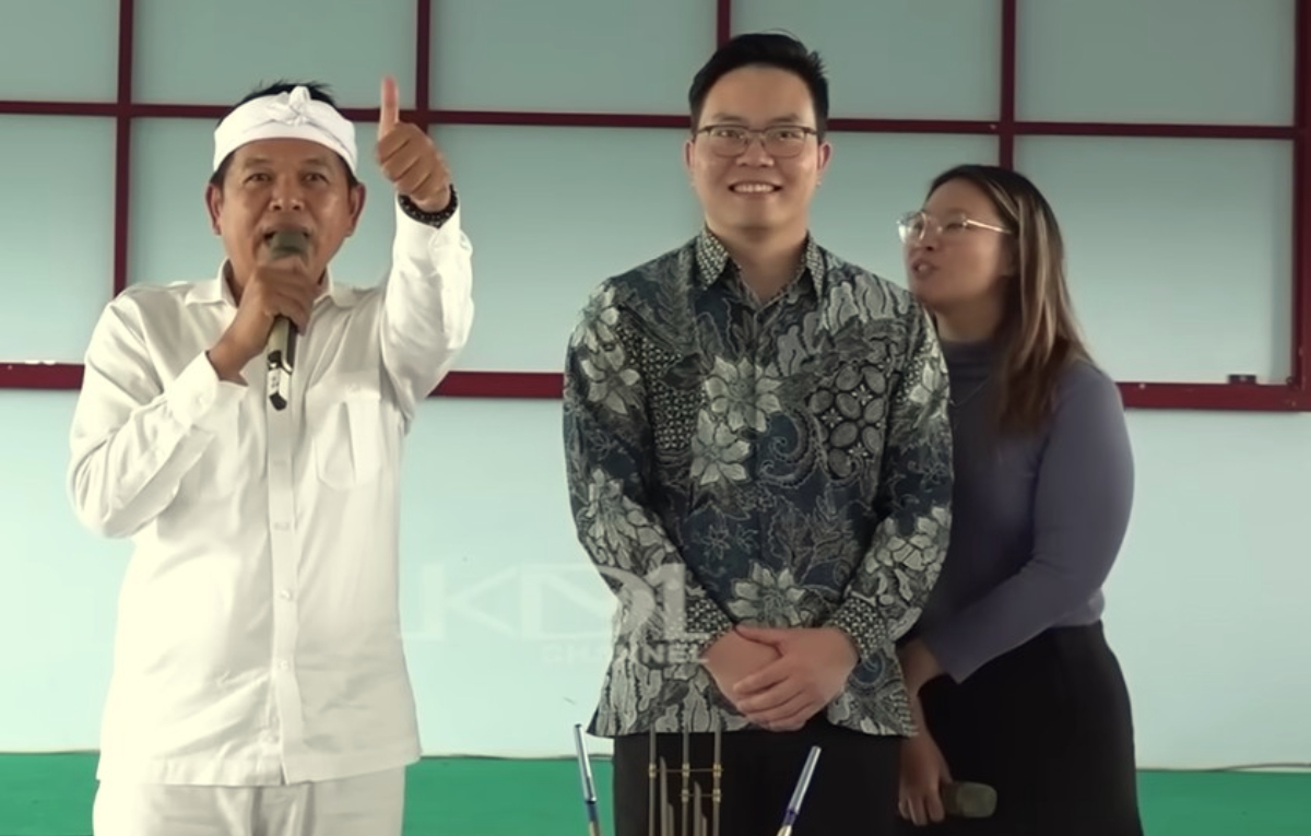 Gubernur Jawa Barat, Dedi Mulyadi berbicara dengan para siswa di SMK Negeri 1 Karawang.