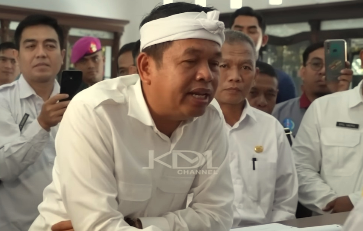 Gubernur Jawa Barat, Dedi Mulyadi berbincang dengan salah satu guru di SMK Negeri 1 Karawang.