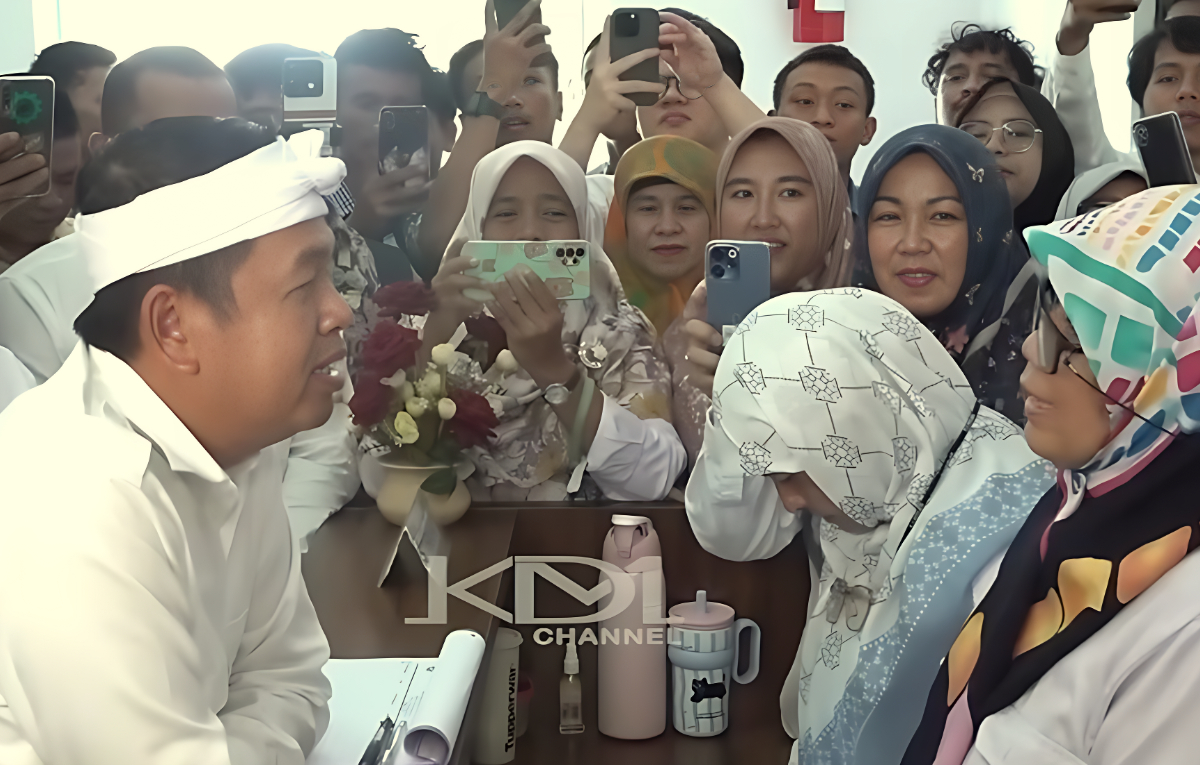 Gubernur Jawa Barat, Dedi Mulyadi saat berdialog dengan salah satu guru di SMK Negeri 1 Karawang.