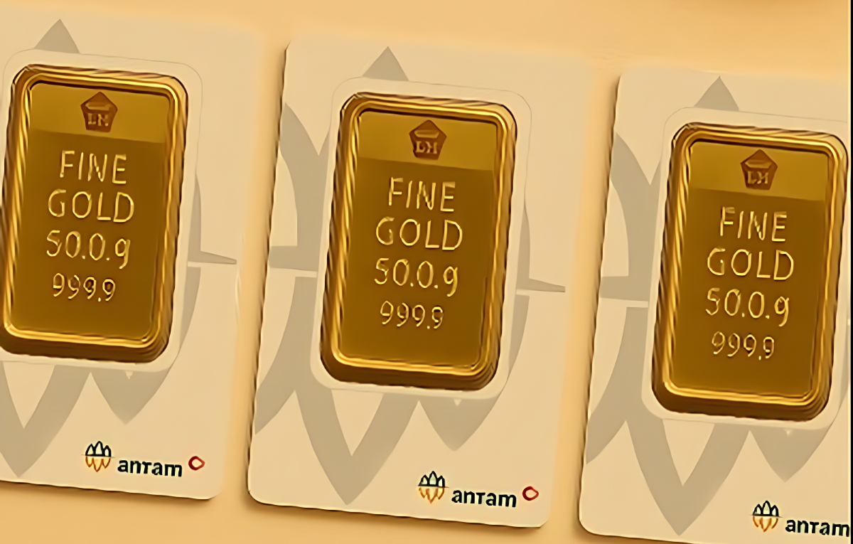 Harga emas Antam turun drastis.