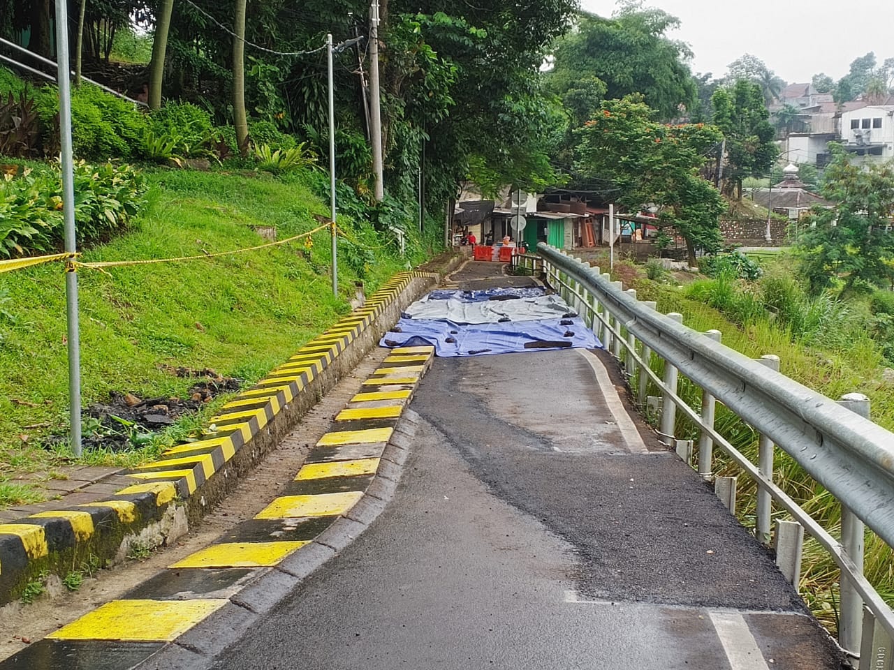 Penampakan hasil perbaikan sementara pada badan Jalan Saleh Danasasmita, Kelurahan Batutulis.