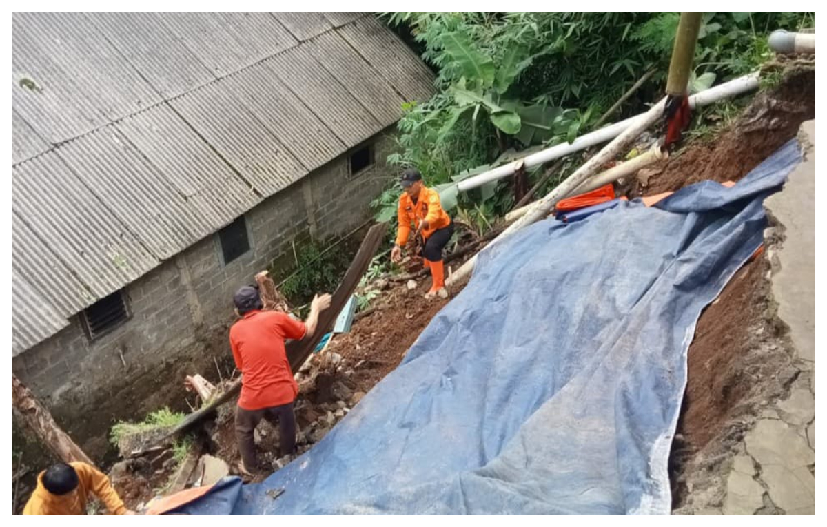 Tanah longsor mengancam rumah warga di Kampung Caringin, Desa Banjarsari, Kecamatan Ciawi, Kabupaten Bogor.
