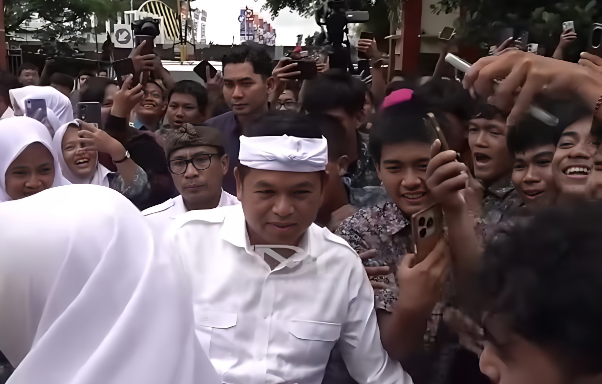 Para siswa rebutan berfoto dan salaman dengan Gubernur Jawa Barat, Dedi Mulyadi.