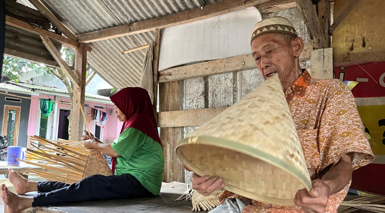 Pengerajin Bambu, Sainan bin Saiman (86) saat ditemui Radar Bogor di kediamannya, Kampung Pendeuy, Desa Mampir, Kecamatan Cileungsi, Kabupaten Bogor, Sabtu 31 Januari 2026.