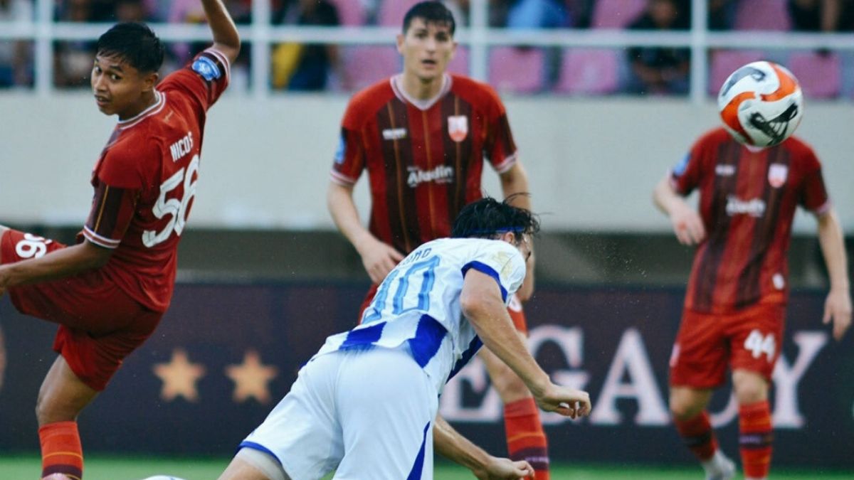 Gol Andrew Jung, pemain Persib Bandung saat melawan Persis Solo.