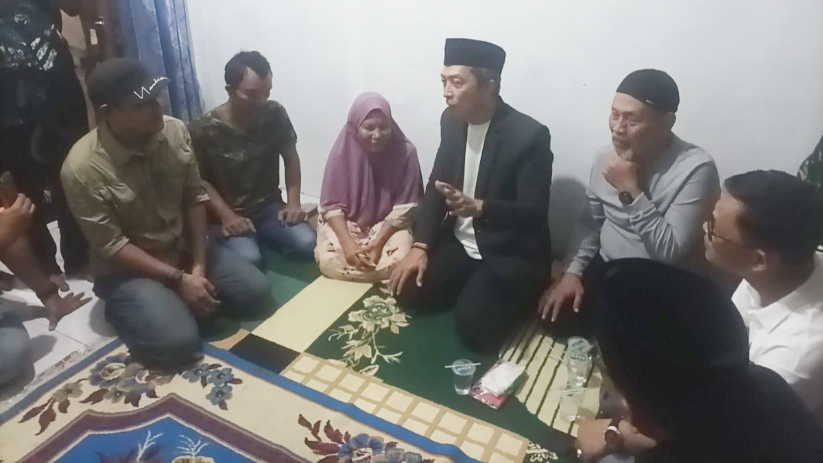 Wali Kota Bogor Dedie A. Rachim menyambangi rumah korban longsor di Bondongan, Kecamatan Bogor Selatan.