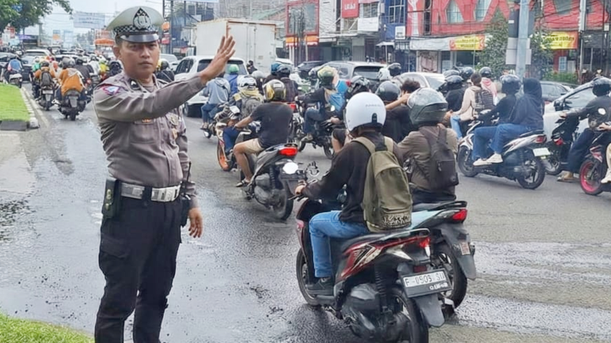 Petugas Satlantas Polresta Bogor Kota saat melakukan pengaturan lalu lintas di Kota Bogor, Sabtu, 31 Januari 2026.