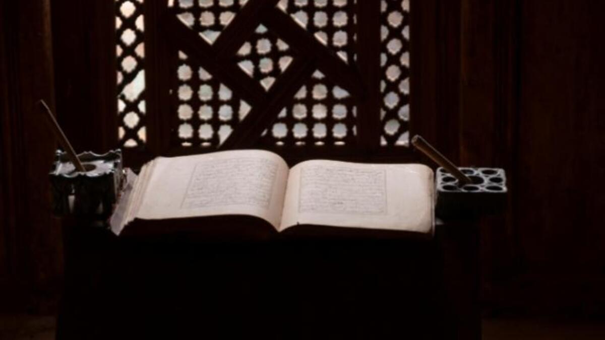Ilustrasi menulis surat Shad ayat 54 di malam nisfu syaban.