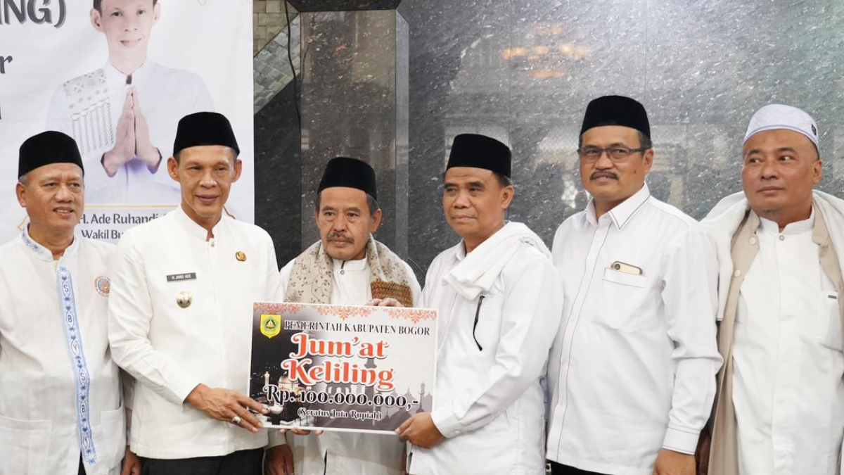 Wakil Bupati Bogor Ade Ruhandi menyalurkan bantuan renovasi masjid di Cileungsi, Kabupaten Bogor.