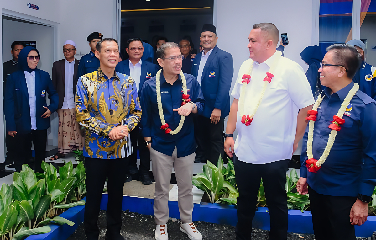 Asep Wahyuwijaya bersama Bupati dan Wakil Bupati Bogor saat peresmian kantor DPD Kabupaten Bogor, Minggu 1 Februari 2026.