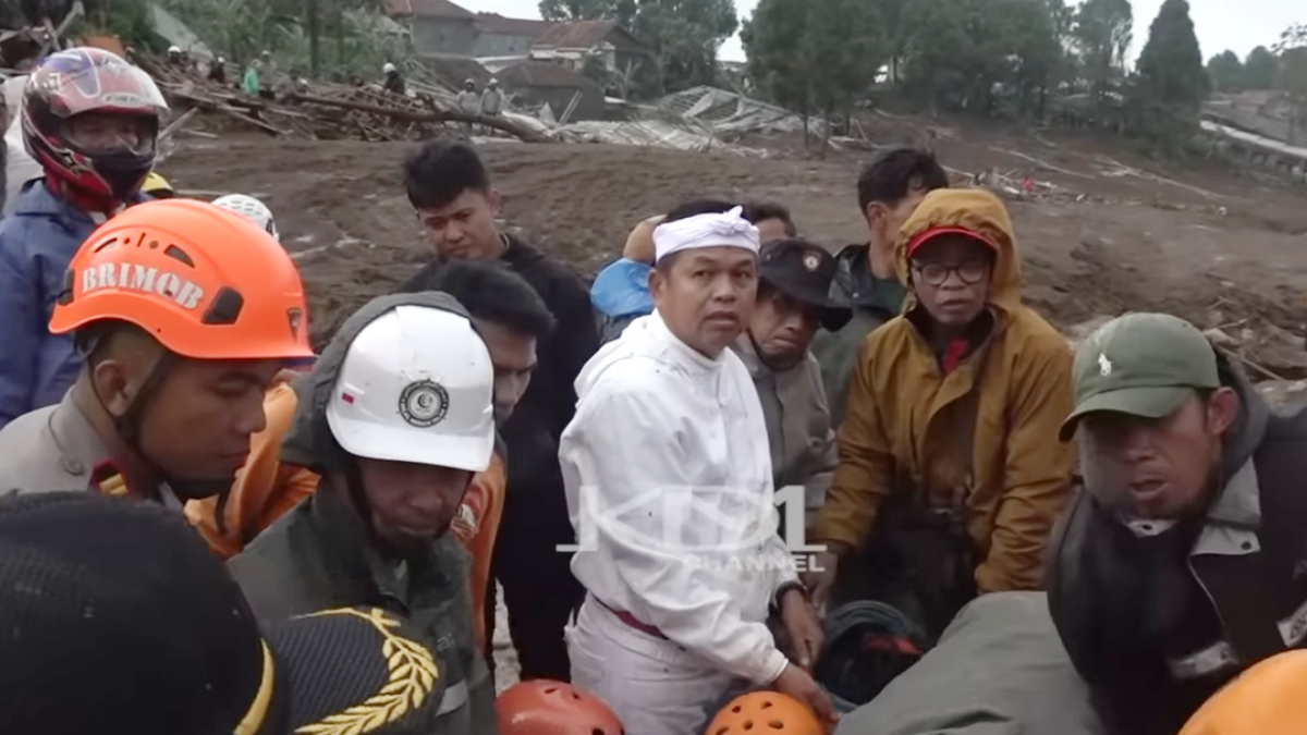 Gubernur Jawa Barat Dedi Mulyadi saat berada di lokasi longsor Cisarua, Kabupaten Bandung Barat beberapa waktu lalu.