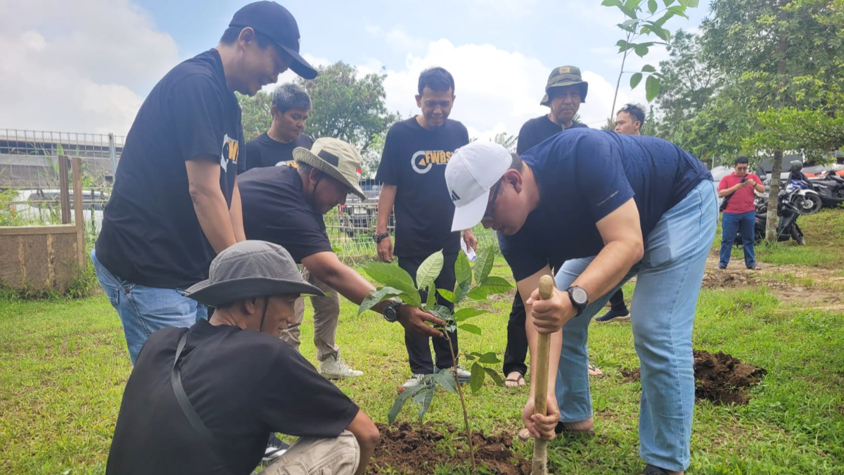Sekretaris Daerah (Sekda) Kabupaten Bogor, Ajat Rochmat Jatnika hadir pada penanaman pohon bersama Forum Wartawan Bogor Selatan (FWBS) di Rafting Grand Titik Kumpul, Caringin.