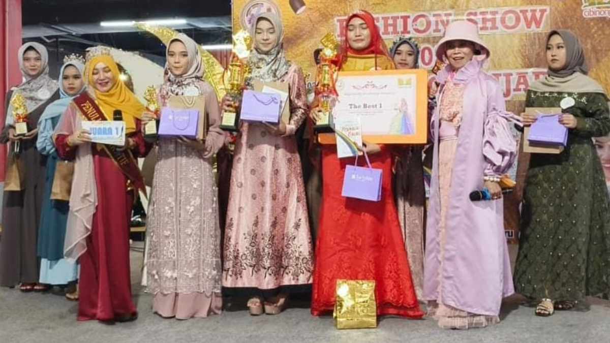 Dewi Pelangi Production menyelenggarakan&nbsp;fashion show Pelangi Hijab 2026 di Cibinong, Kabupaten Bogor.