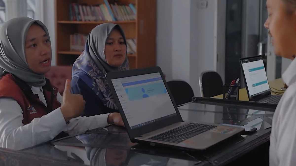 Ilustrasi KPM bansos bersama Pendamping Sosial