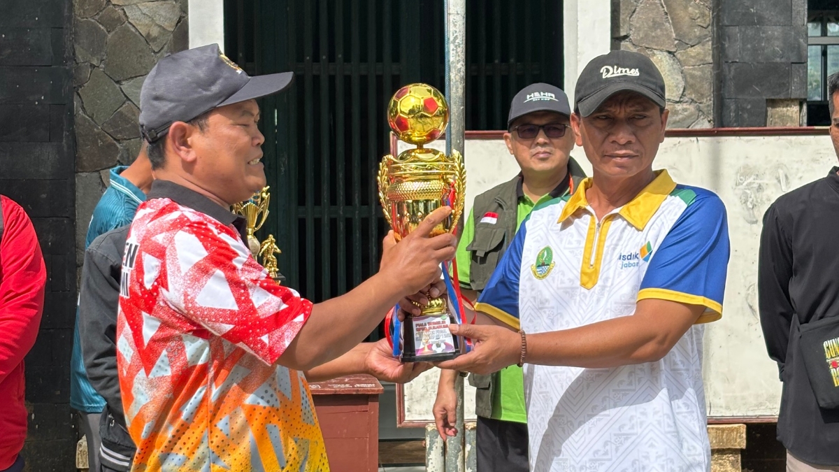 Penyerahan piala bergilir dari Wakil Ketua DPRD Kabupaten Sukabumi kepada ketua pelaksana.