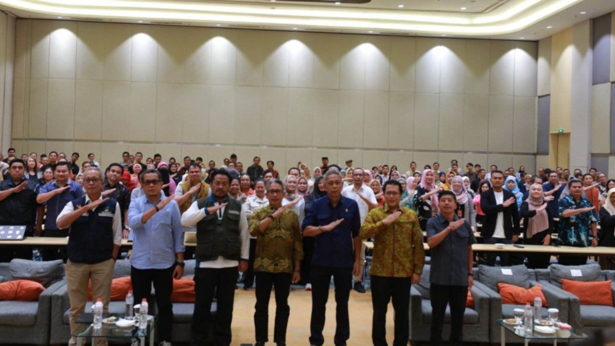 Wamensos Agus Jabo Priyono berfoto bersama para kepala Sekolah Rakyat.