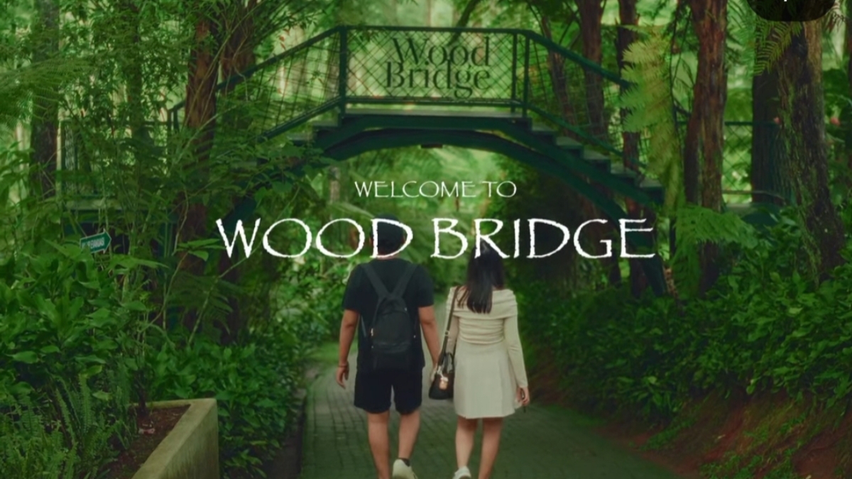 wood bridge yang ada di Orchid Forest Cikole, Bandung.