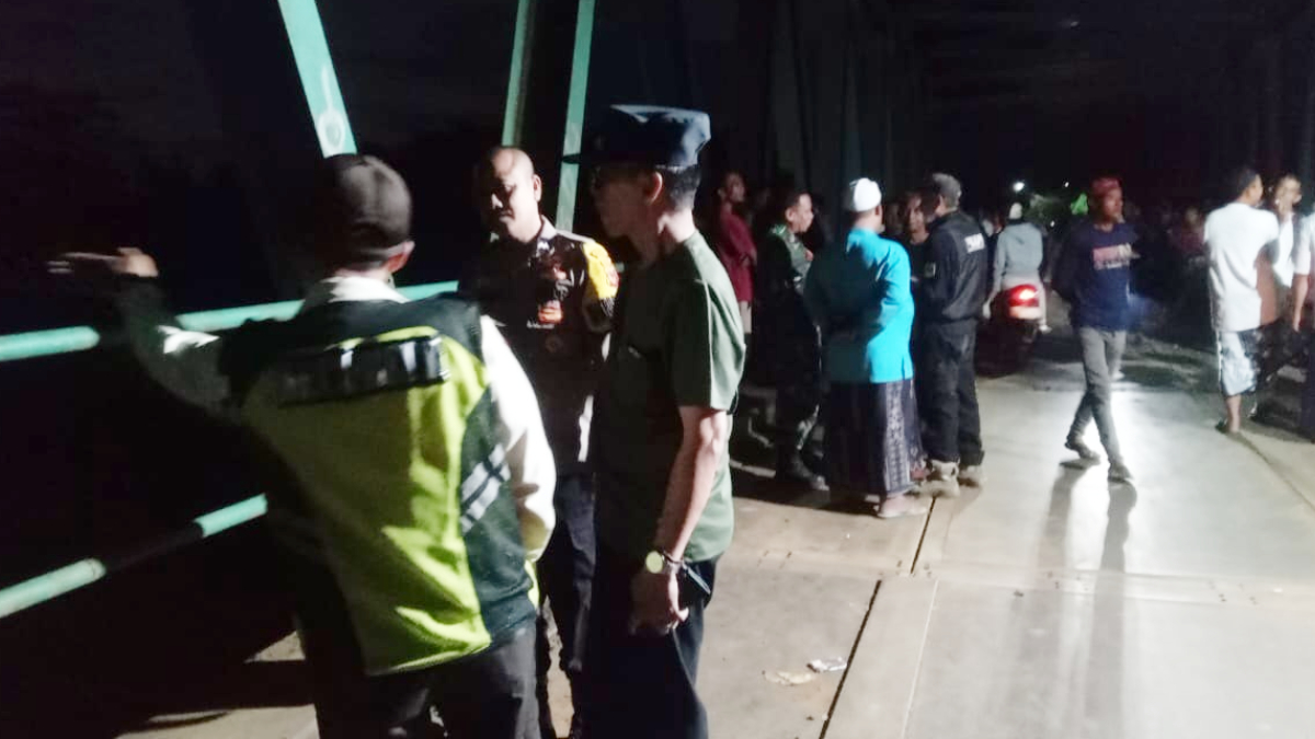 Pekerja perbaikan Jembatan Leuwiranji terpeleset hingga terjatuh ke Sungai Cisadane, Kabupaten Bogor.
