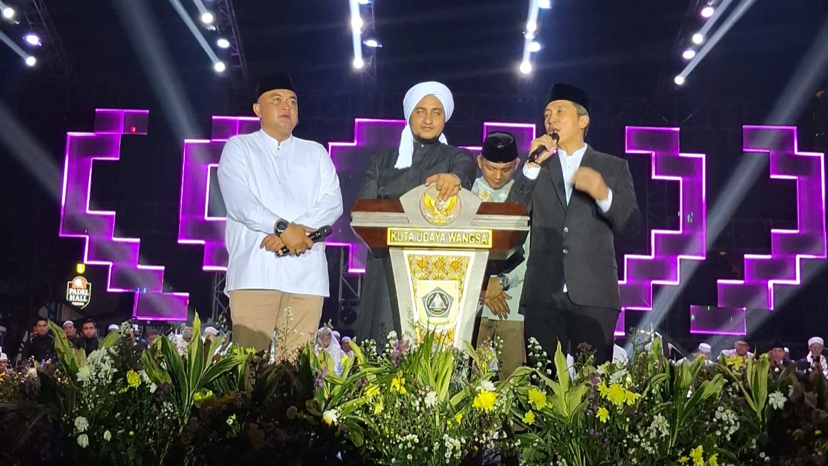 Bupati Bogor Rudy Susmanto bersama  Pemimpin Syababul Kheir, Habib Mahdi Assegaf dan Wali Kota Bogor, Dedie A Rachim di Cibinong, Kabupaten Bogor, Sabtu, 31 Januari 2026 malam.