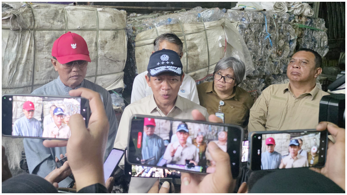 Menteri LH Hanif Faisol Nurofiq saat memberikan keterangan usai sidak di Kabupaten Ciamis.