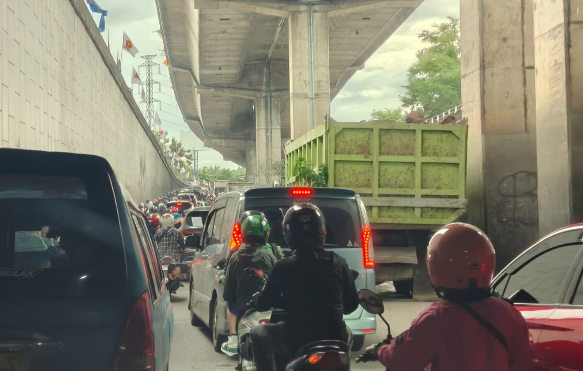 MACET : Satu unit Dump Truk mogok di Underpass Sholeh Iskandar, Kota Bogor, Senin 2 Februari 2026.