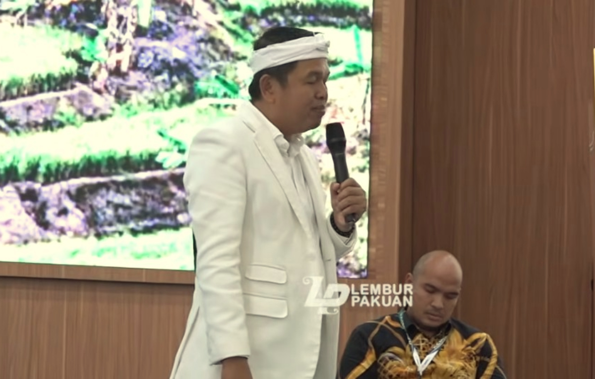 Gubernur Jawa Barat, Dedi Mulyadi menyoroti aturan pembangunan rumah.