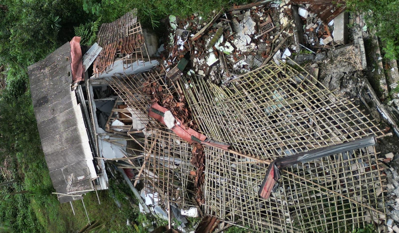 Rumah milik warga di Kampung Nangerang, Desa Pabuaran, Sukamakmur rusak akibat pergerakan tanah.