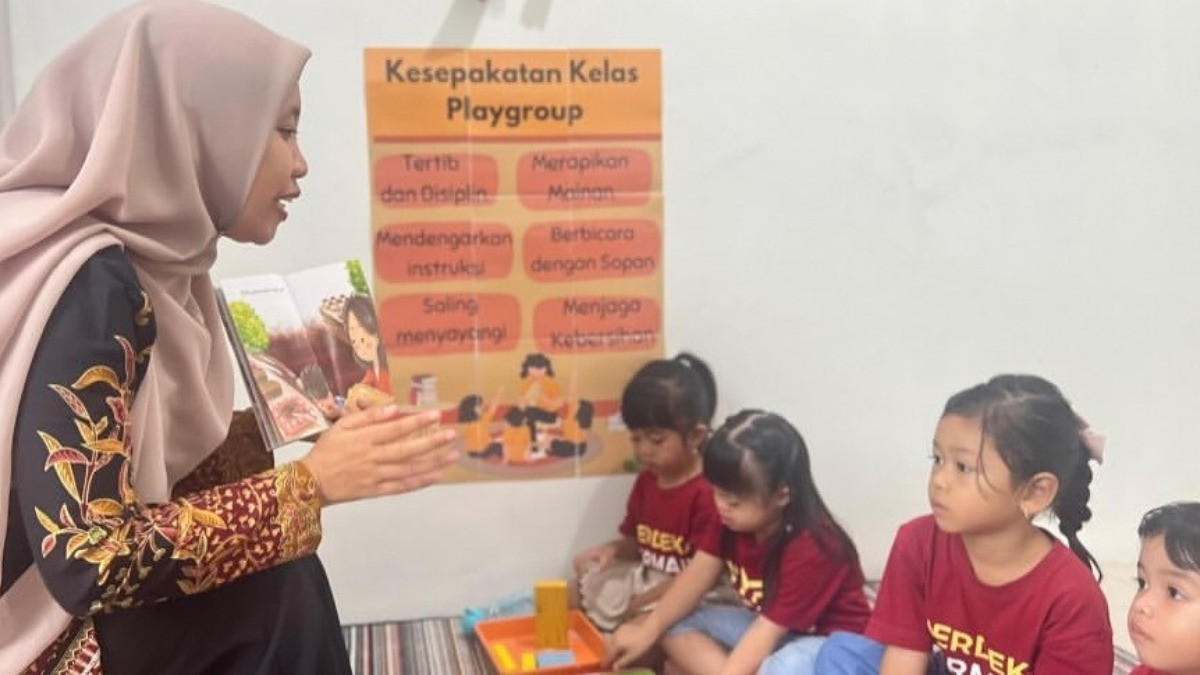 Ilustrasi seorang guru memberikan pembelajaran kepada muridnya.