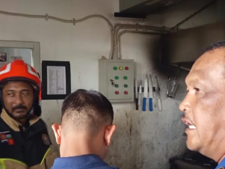 Petugas Damkar Kota Bogor melakukan penanganan di sebuah kafe yang nyaris terbakar.