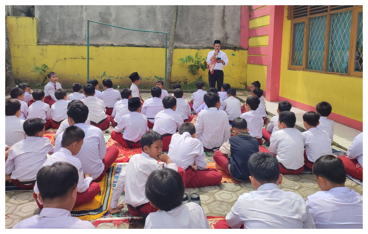 Murid dan guru Madrasah Ibtidaiyah Negeri (MIN) 1 Bogor Leuwisadeng menggelar sholat ghaib bersama bagi korban bencana longsor di Cisarua, Kabupaten Bandung Barat.