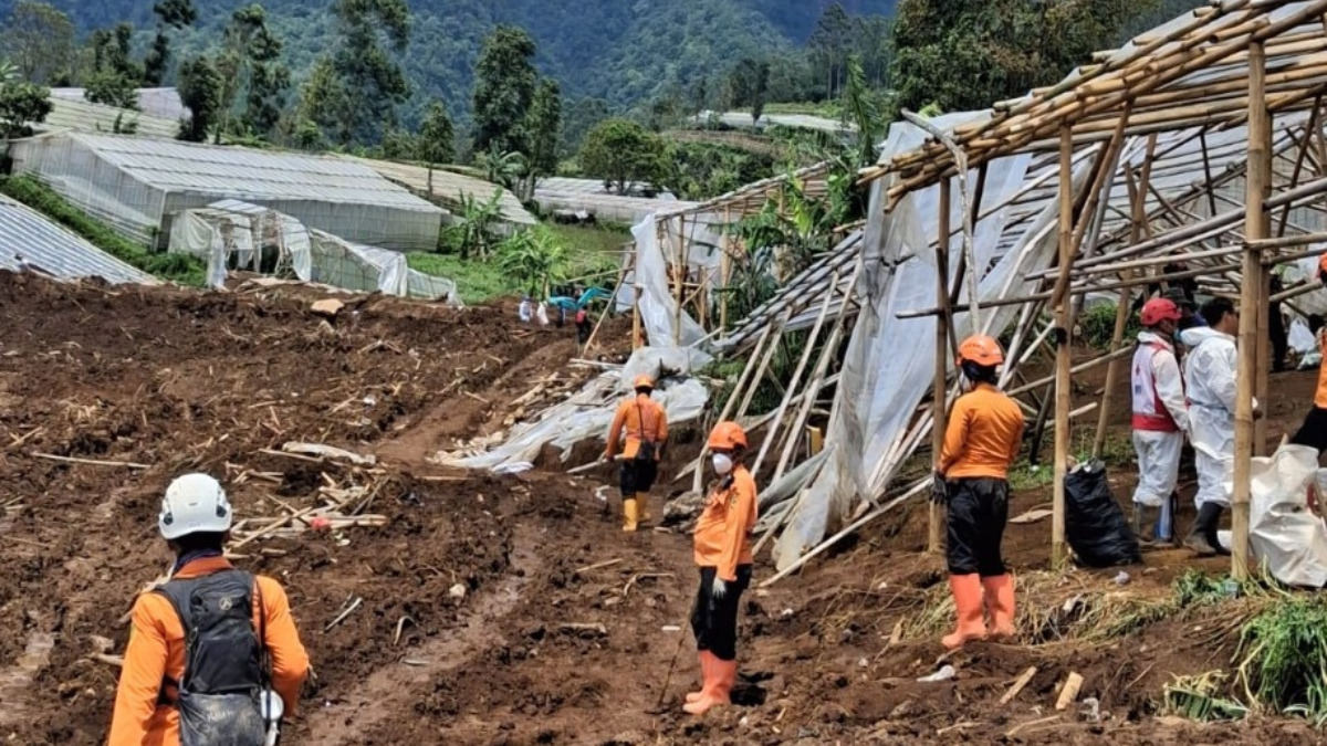 Proses pencarian dan evakuasi korban longsor di wilayah Bandung Barat.