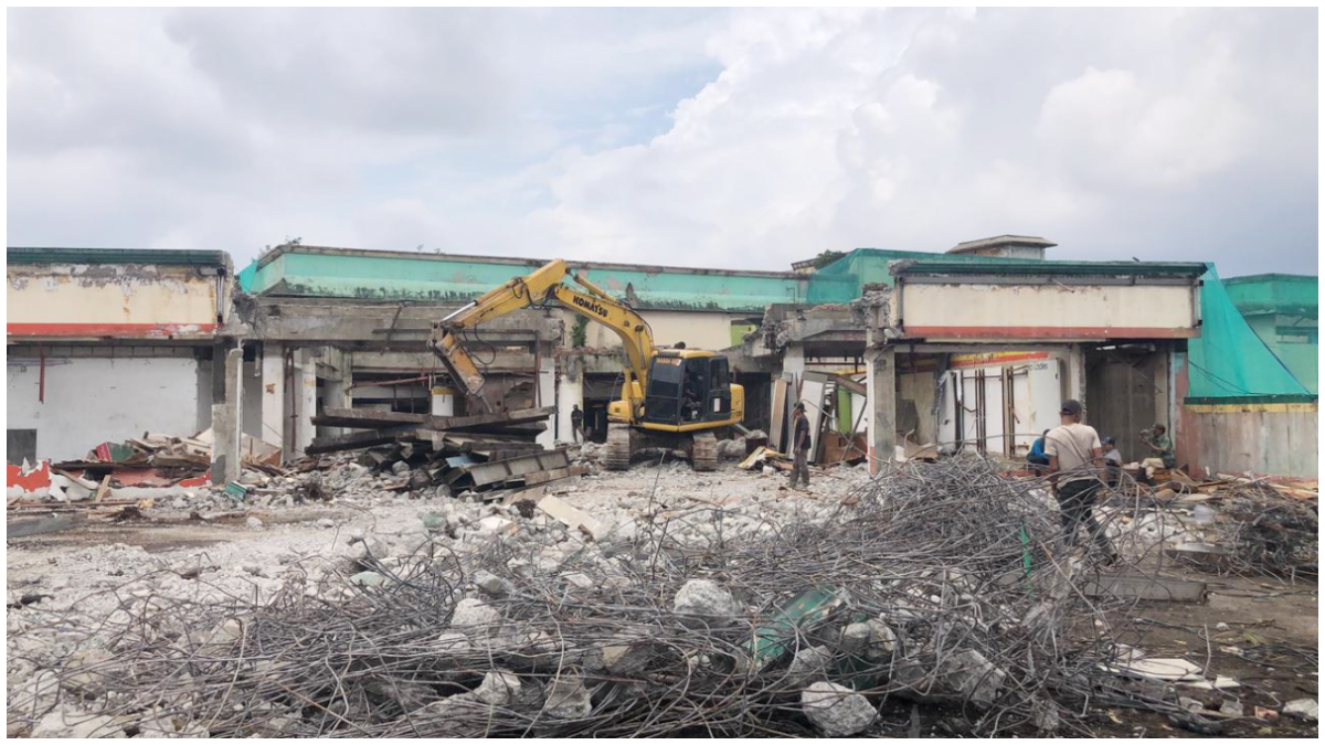 Alat berat yang tengah membongkatan struktur utama bangunan Pasar Bogor.