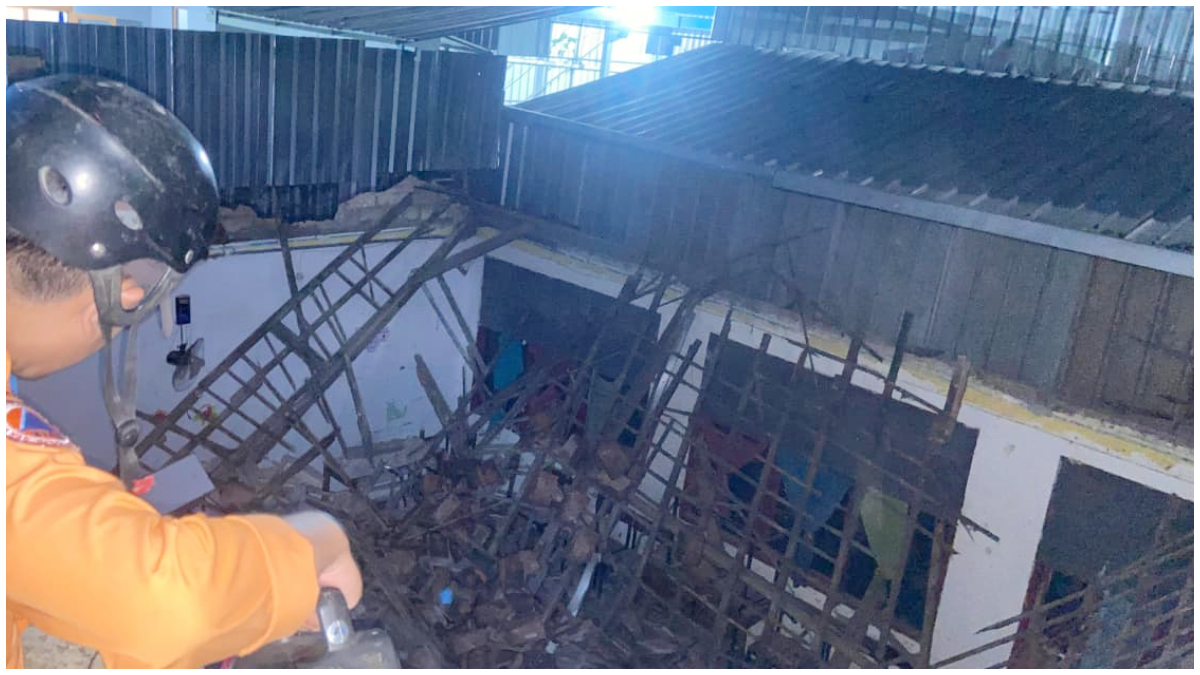 Bangunan ruang kelas MI di Gunung Putri Bogor yang ambruk akibat rapuh.