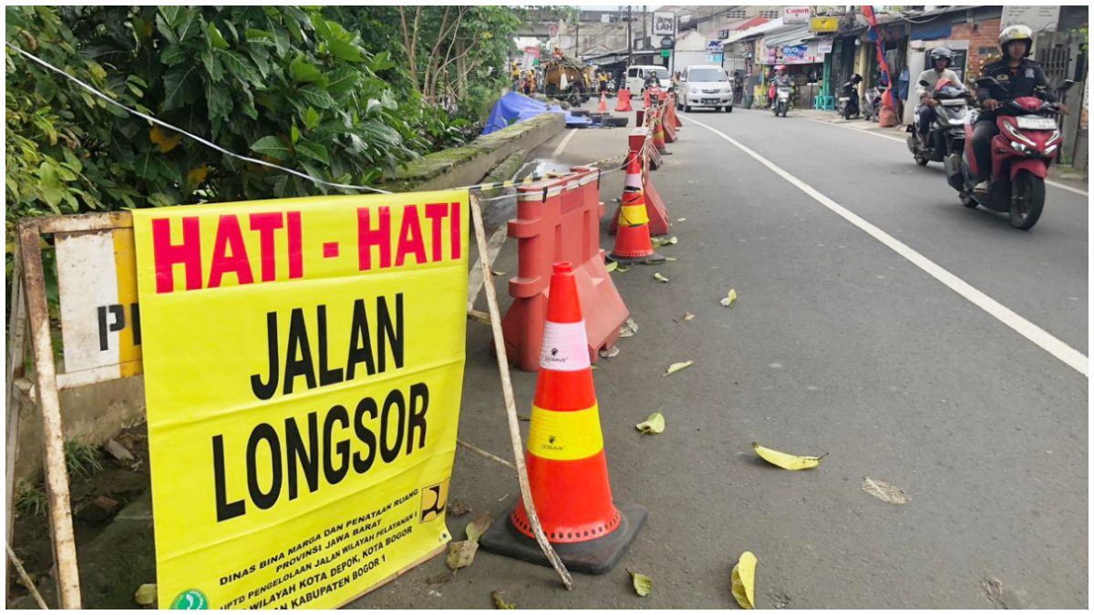 Kondisi terkini ruas Jalan Kebon Pedes, Tanah Sareal Kota Bogor yang longsor.