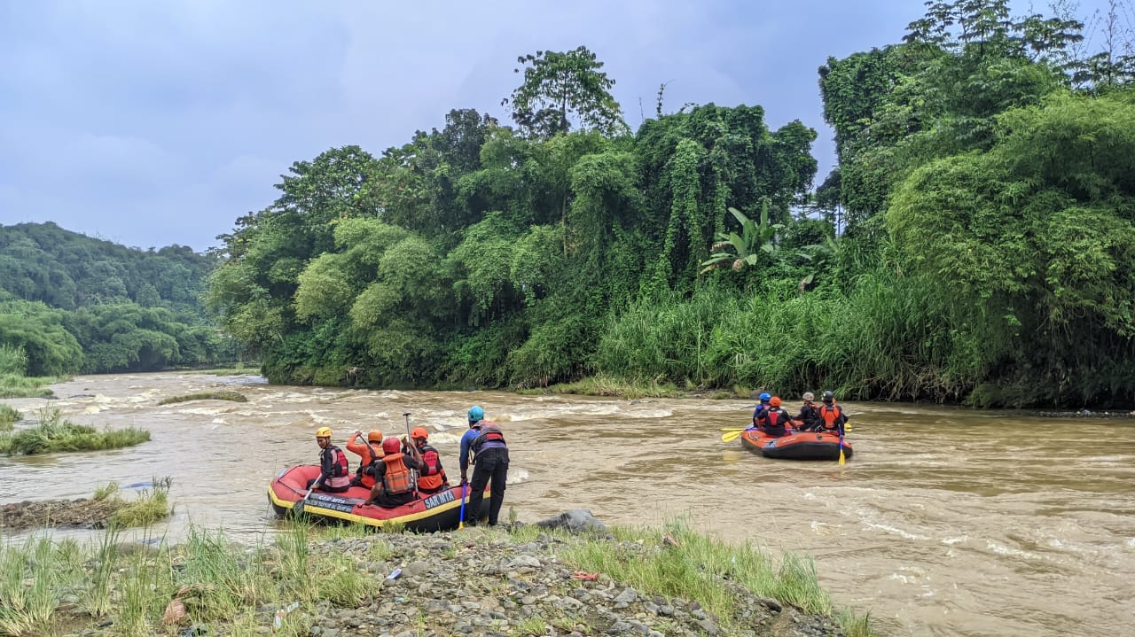 Tim gabungan saat melakukan pencarian terhadap Prangki (25), pekerja Jembatan Leuwiranji yang terpeleset ke Sungai Cisadane, Kecamatan Rumpin, Kabupaten Bogor.