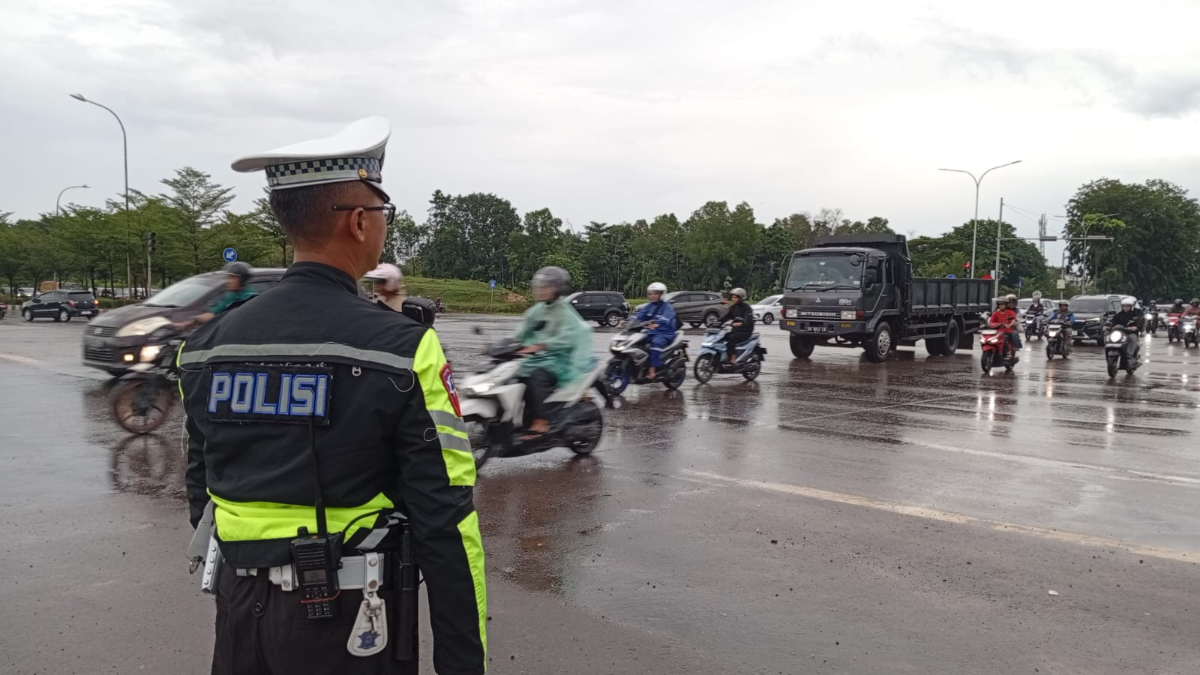 Ilustrasi. Penjagaan lalu lintas oleh personel polisi.