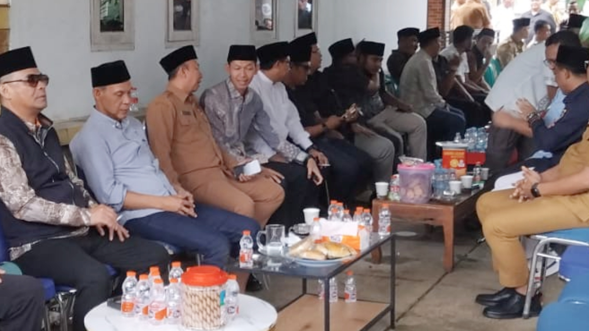 Suasana di rumah duka almarhum Al Ridwan putra dari Wakil Bupati Bogor Ade Ruhandi di Cileuksa, Kecamatan Sukajaya, Kabupaten Bogor.