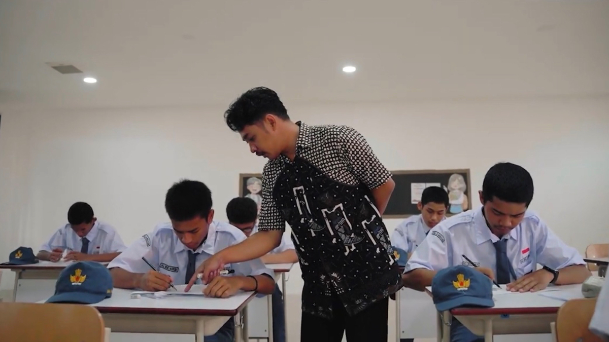 Ilustrasi guru mengajar di dalam kelas.