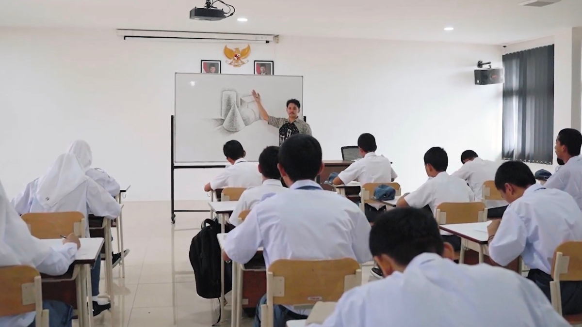 Ilustrasi guru penerima TPG mengajar di kelas.