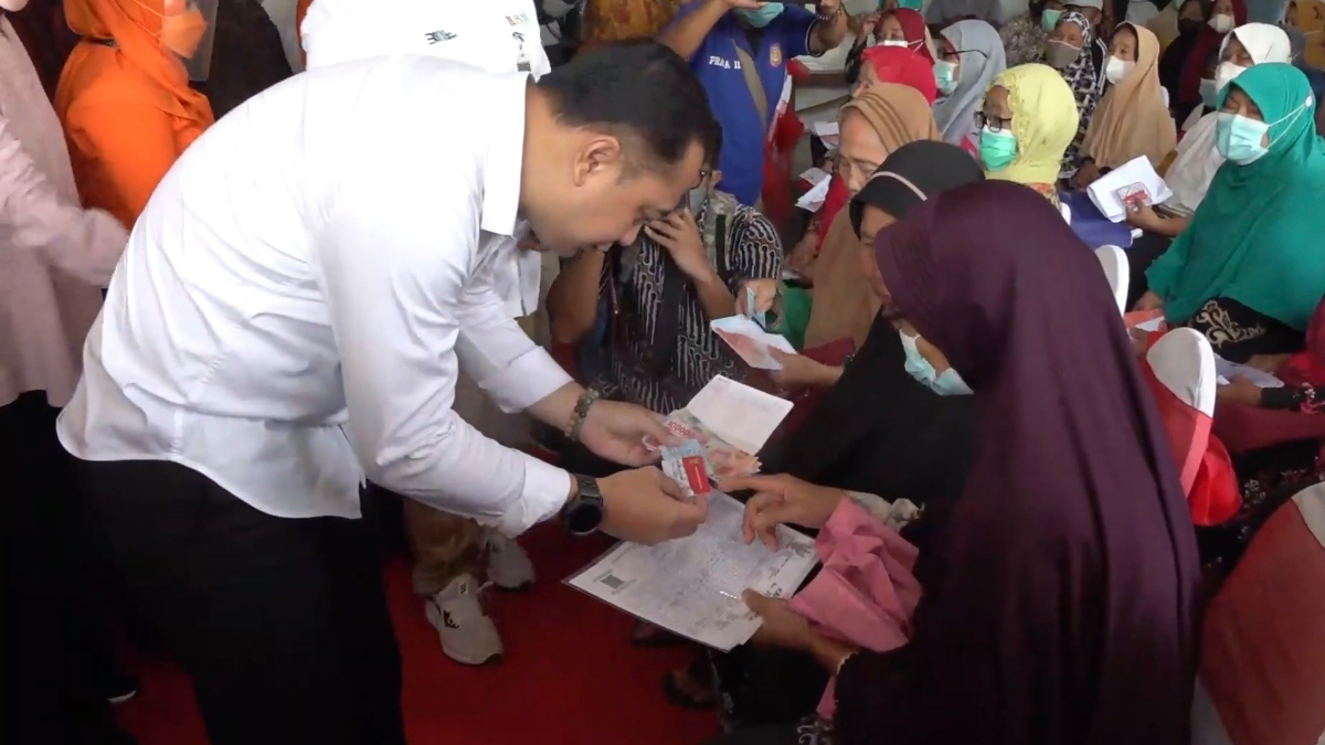 Ilustrasi penyaluran bansos kepada KPM.