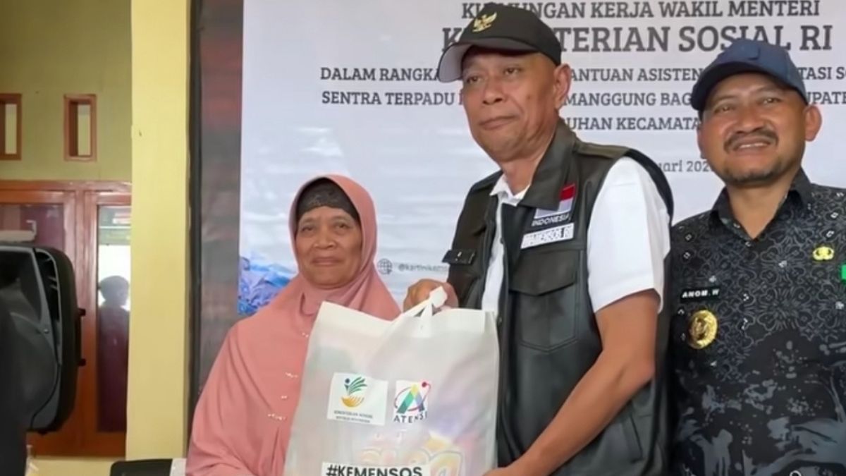 Ilustrasi penyaluran bantuan sosial atau bansos reguler.