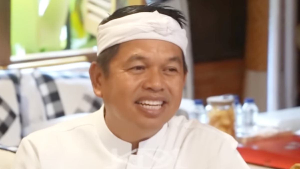 Gubernur Jawa Barat Dedi Mulyadi menyampaikan keterangan terkait Jalan Pantura, Kabupaten Karawang.