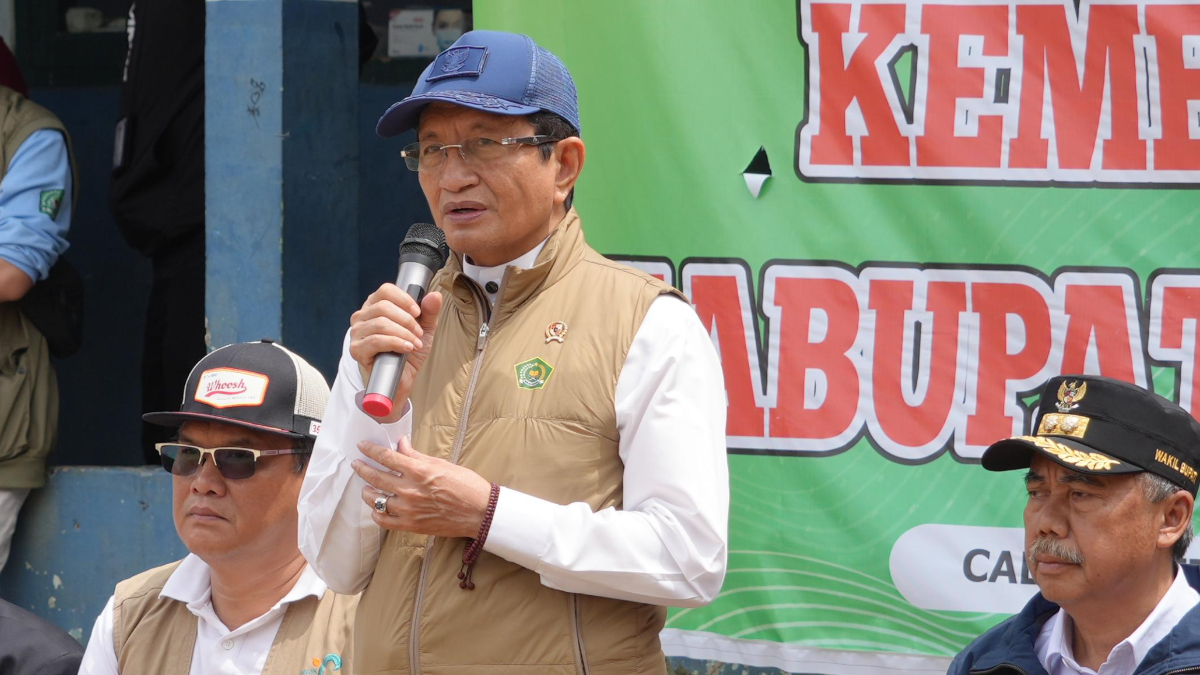 Menteri Agama Nasaruddin Umar saat menyalurkan bantuan kepada korban bencana alam di Cisarua Kabupaten Bandung Barat.