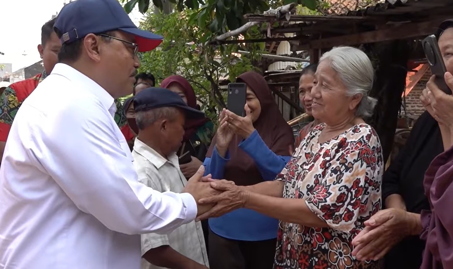 Menteri Sosial Saifullah Yusuf bertemu dengan KPM yang akan menerima pencairan bansos
