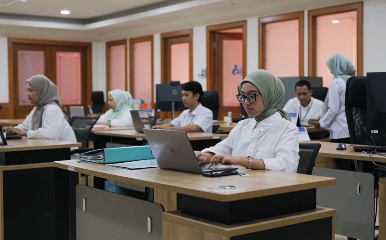 Ilustrasi proses pemadanan data Dukcapil dengan bank agar bansos tahap1 tahun 2026 cair