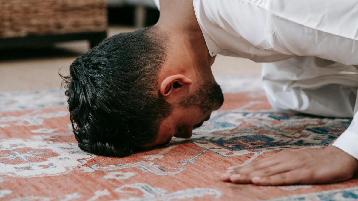 Ilustrasi salat sunah di malam Nisfu Syaban