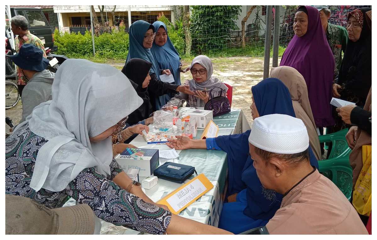 Sejumlah warga lanjut usia tampak antusias mengikuti kegiatan pemeriksaan Kesehatan di Posyandu Lansia yang digelar warga RW 17 Pura Bojonggede, Dusun 7, Desa Tajurhalang, Kabupaten Bogor.