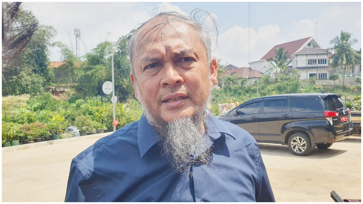 Plt DLH Kabupaten Bogor, Teuku Mulya saat dimintai keterangan soal TPA ilegal di Rumpin.