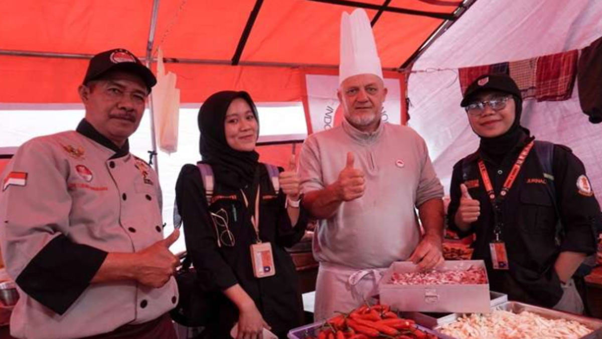 David Cailleba, Chef asal Pancis ikut memasak di dapur darurat bencana Bandung Barat.