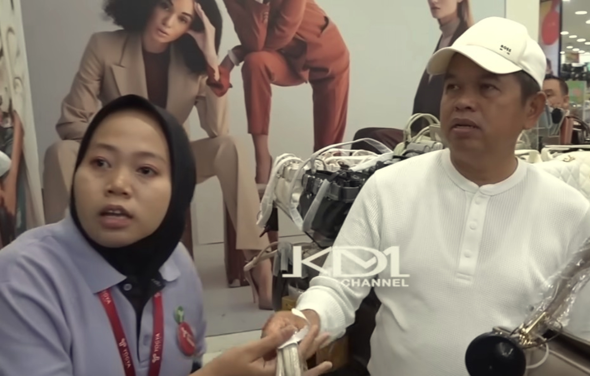 Gubernur Jawa Barat, Dedi Mulyadi belanja di swalayan.